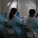 Le personnel médical prépare des seringues du vaccin Moderna dans un centre de vaccination le 30 juin 2021 à Tokyo, au Japon.